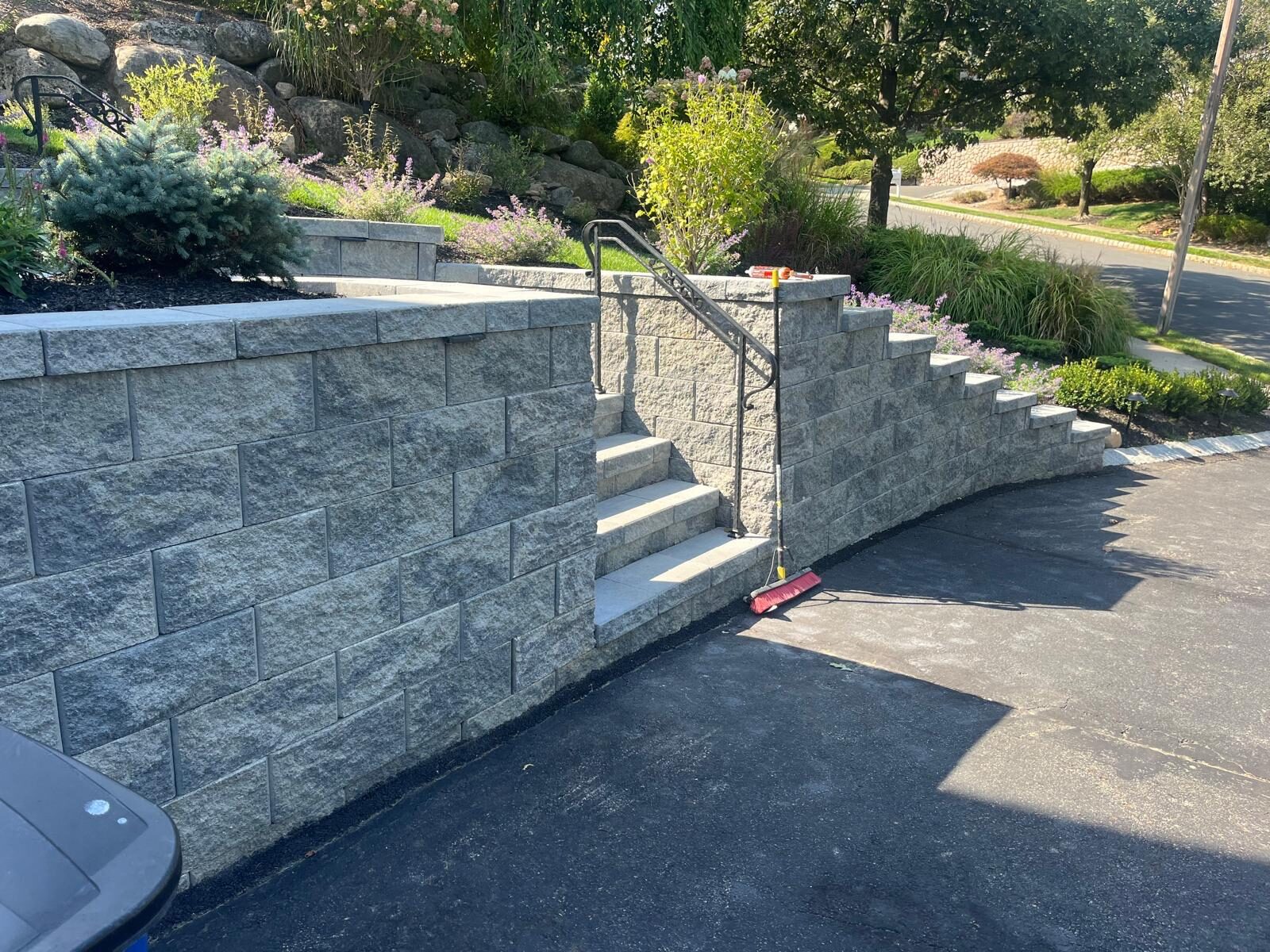 Curved segmental retaining wall with integrated stone steps